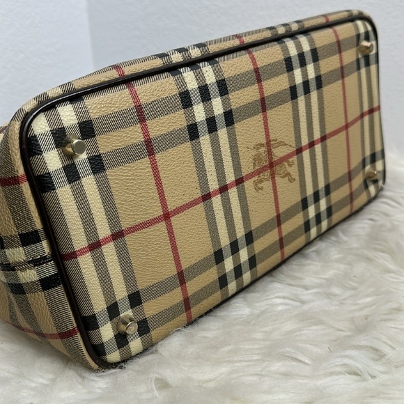 💯 Authentic Burberry Handbag 🍀 - Picture 12 of 16